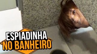 ESPIADINHA NO BANHEIRO PEEKING INTO BATHROOM STALLS  PRANK [upl. by Lledo]