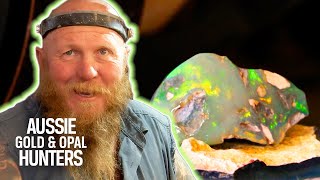 The Bushmen Discover A Stunning GreyBased Crystal Opal  Outback Opal Hunters [upl. by Arvy143]