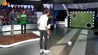 Thomas Müller traut sich an der Torwand auch vom Bierglas  das aktuelle sportstudio – ZDF [upl. by Jaynell]